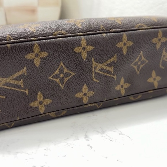 Louis Vuitton Trousse 23/ Cosmetic Pouch - Picture 7 of 15